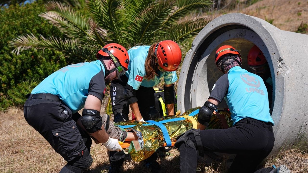 İzmir'de UMKE Tatbikatında Kadın Kurtarıldı