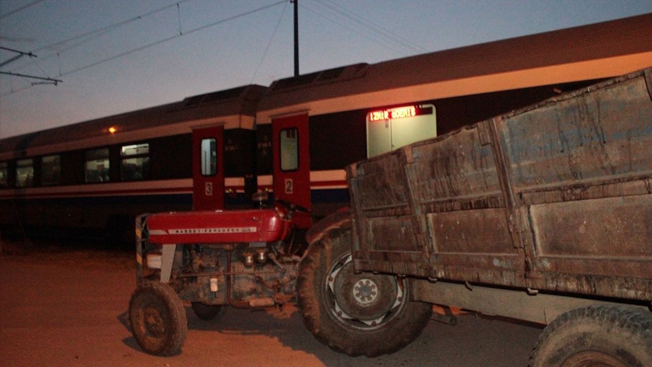 İzmir'de Yolcu Treni Traktöre Çarptı: Sürücü Yaralanmadı