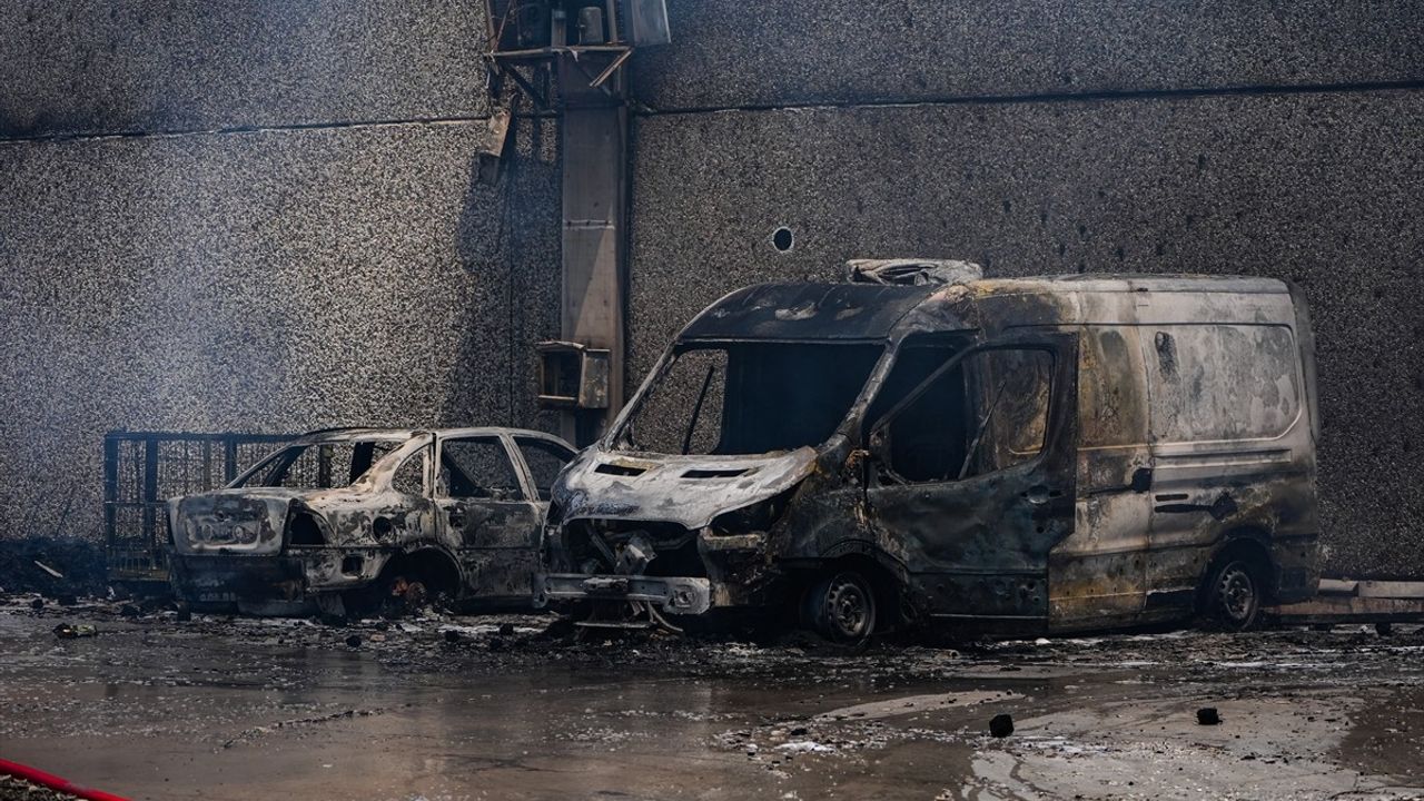 İzmir'in Bornova İlçesinde Yangın Kontrol Altına Alındı