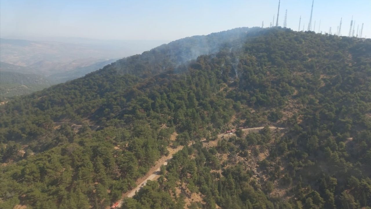 İzmir Karşıyaka'da Orman Yangınına Havadan ve Karadan Müdahale Devam Ediyor