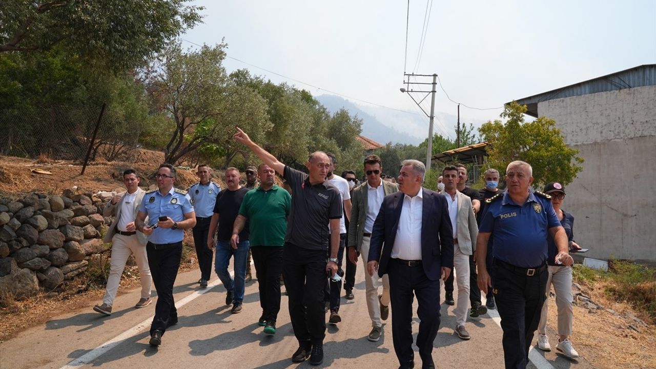 İzmir ve Manisa'daki Orman Yangınlarına Devam Eden Müdahale