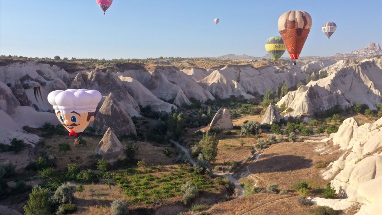 Kapadokya'da Renkli Figürlü Sıcak Hava Balonları Gökyüzünü Süslüyor