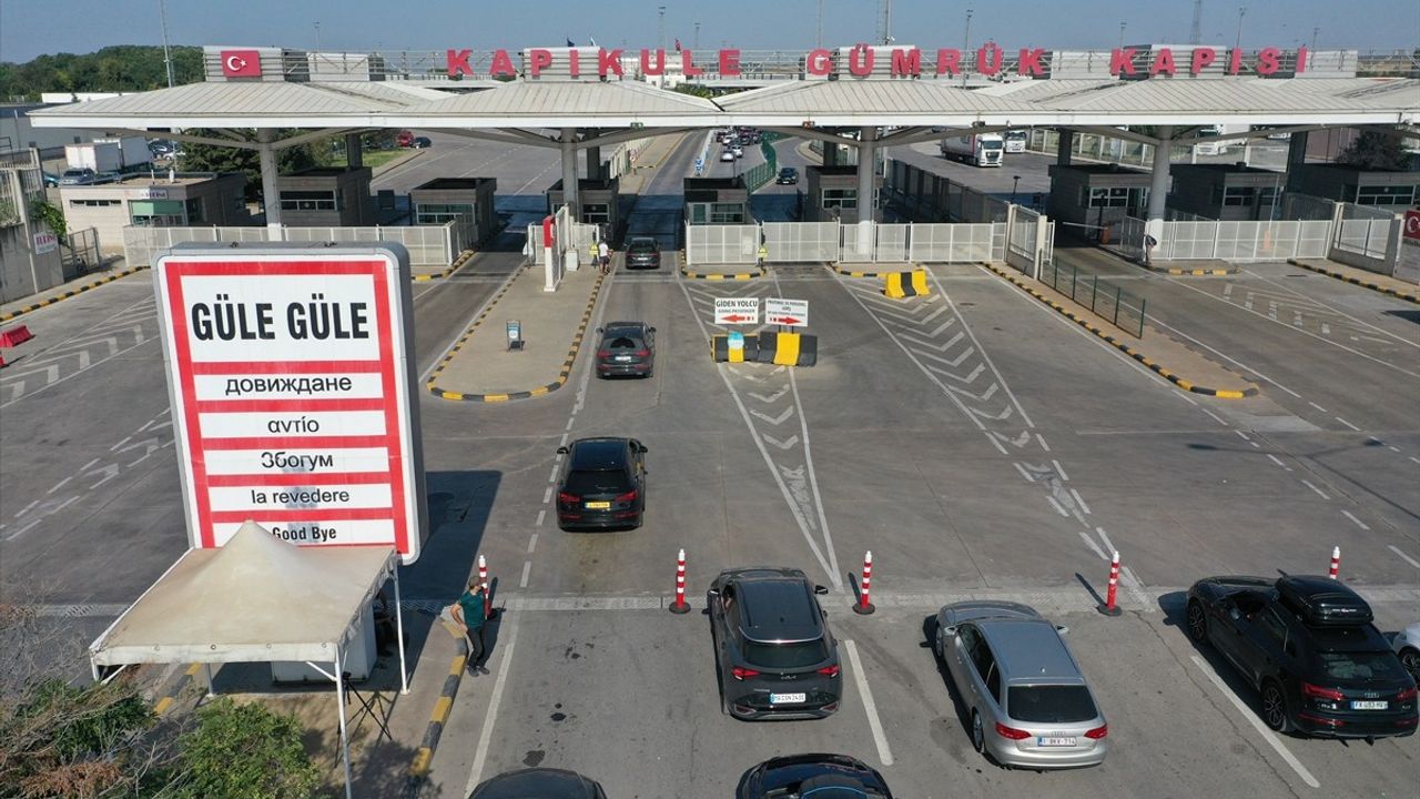 Kapıkule Sınır Kapısı'nda Gurbetçilerin Dönüş Yoğunluğu