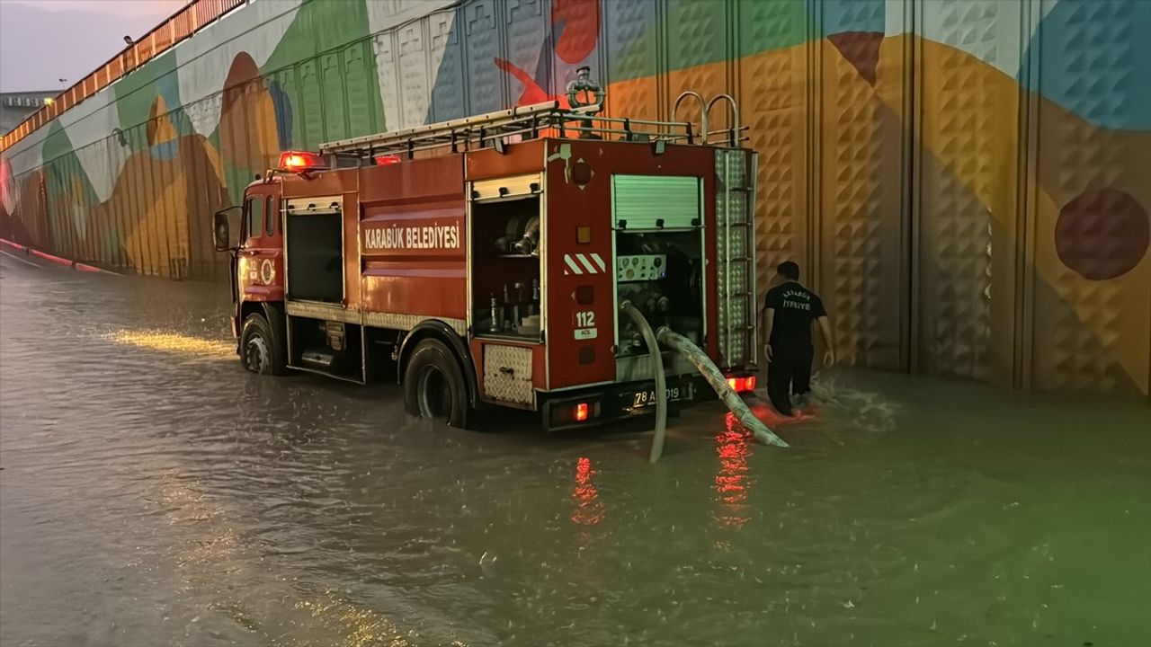 Karabük'te Sağanak Yağış Hayatı Olumsuz Etkiledi