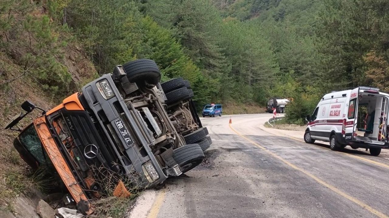 Karabük’te Zift Yüklü Kamyon Su Kanalına Devrildi: 3 Yaralı