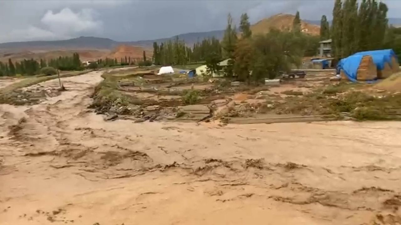 Kars'ta Sel Felaketi Meyve Bahçelerine Zarar Verdi