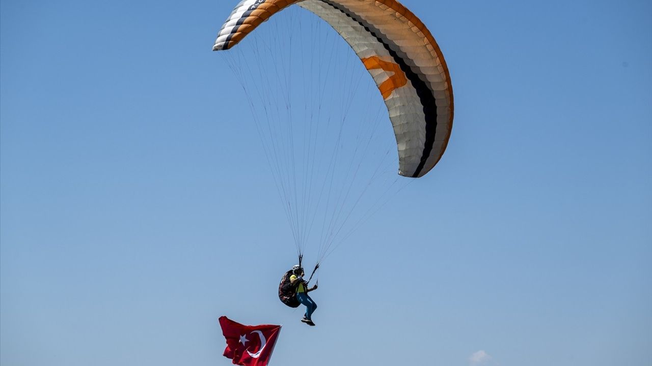 Kars'ta Yamaç Paraşütü Etkinliği: Ani'nin Fethi Kutlandı