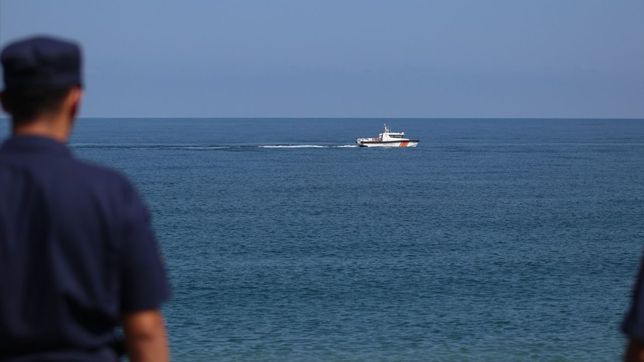 Kastamonu'da Batan Teknedeki 3 Kişi için Arama Çalışmaları Devam Ediyor