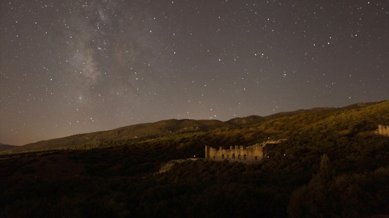 Kibyra Antik Kenti'nde Büyüleyici Perseid Meteor Yağmuru Gözlemi