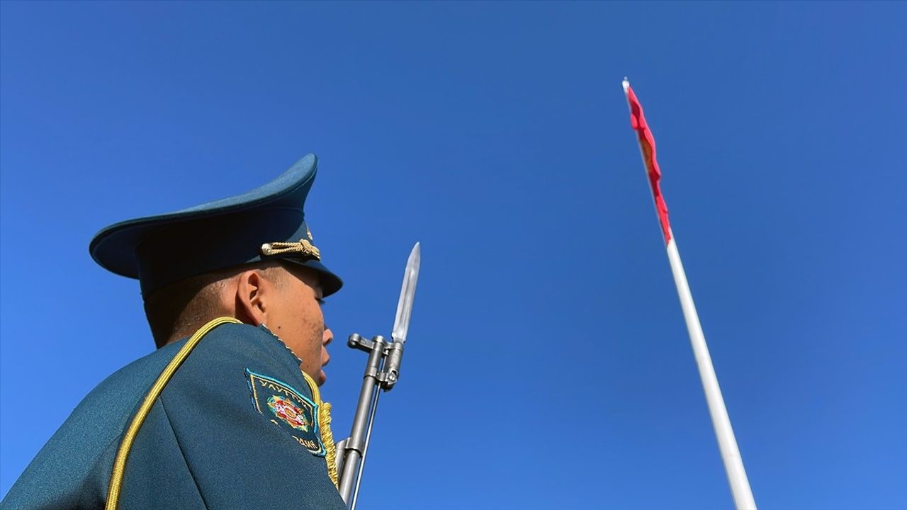 Kırgızistan 33. Bağımsızlık Günü'nü Coşkuyla Kutluyor