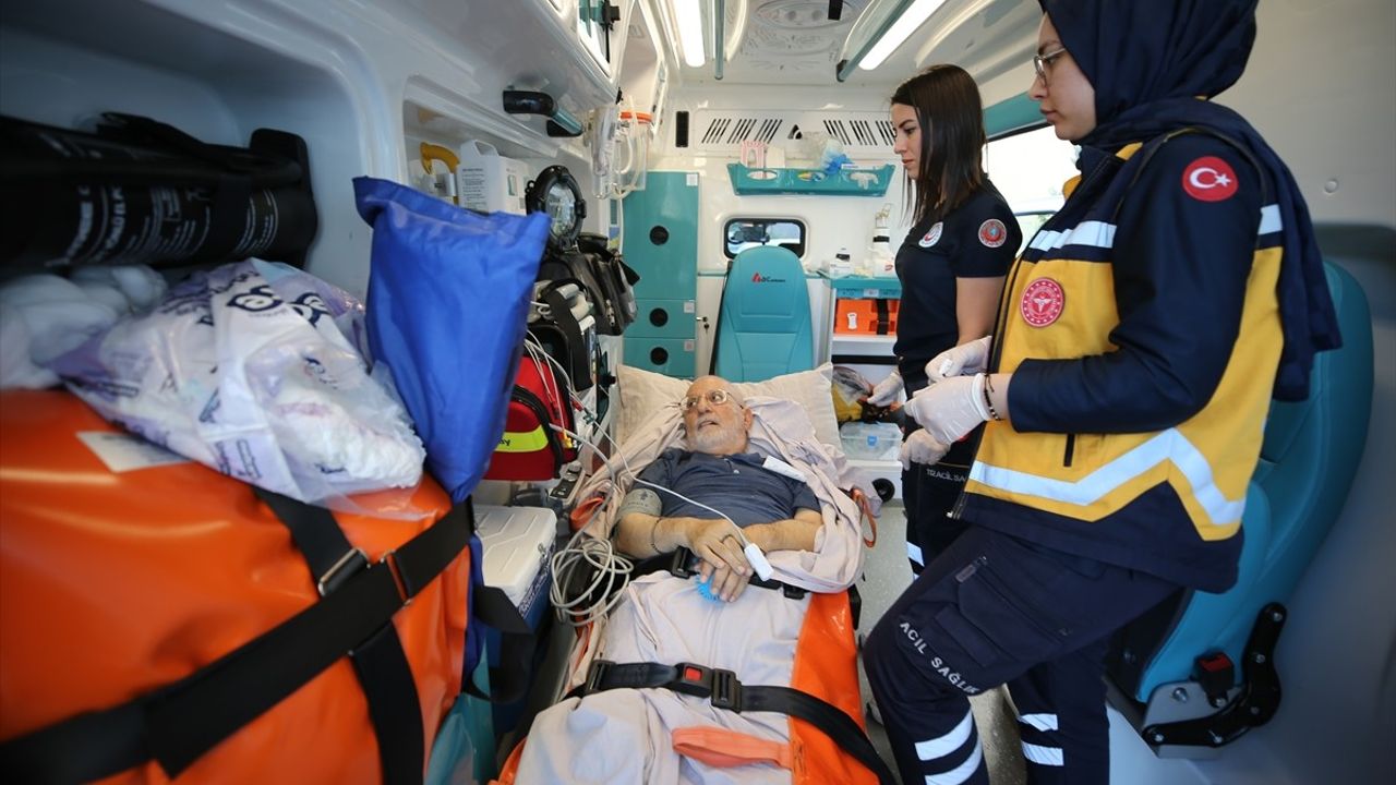 Kırklar Kilisesi Başpapazı Akyüz, İstanbul'a Ambulans Uçakla Sevk Edildi