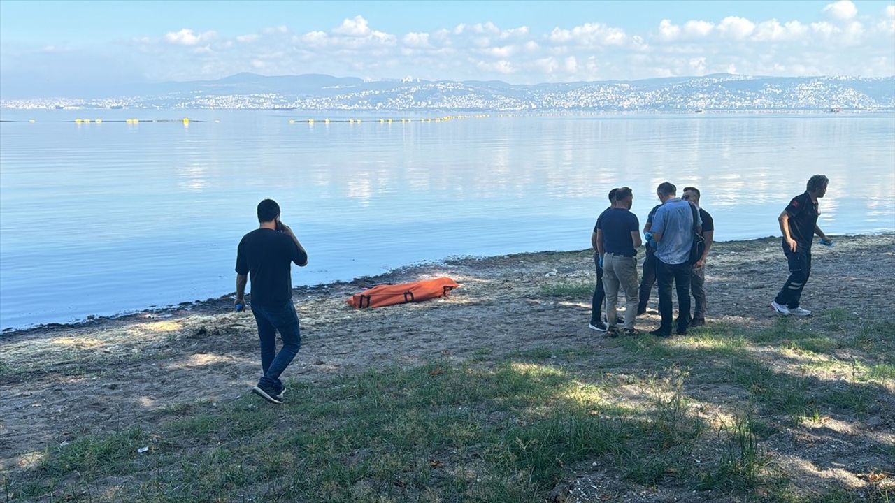 Kocaeli'de Denizde Erkek Cesedi Bulundu