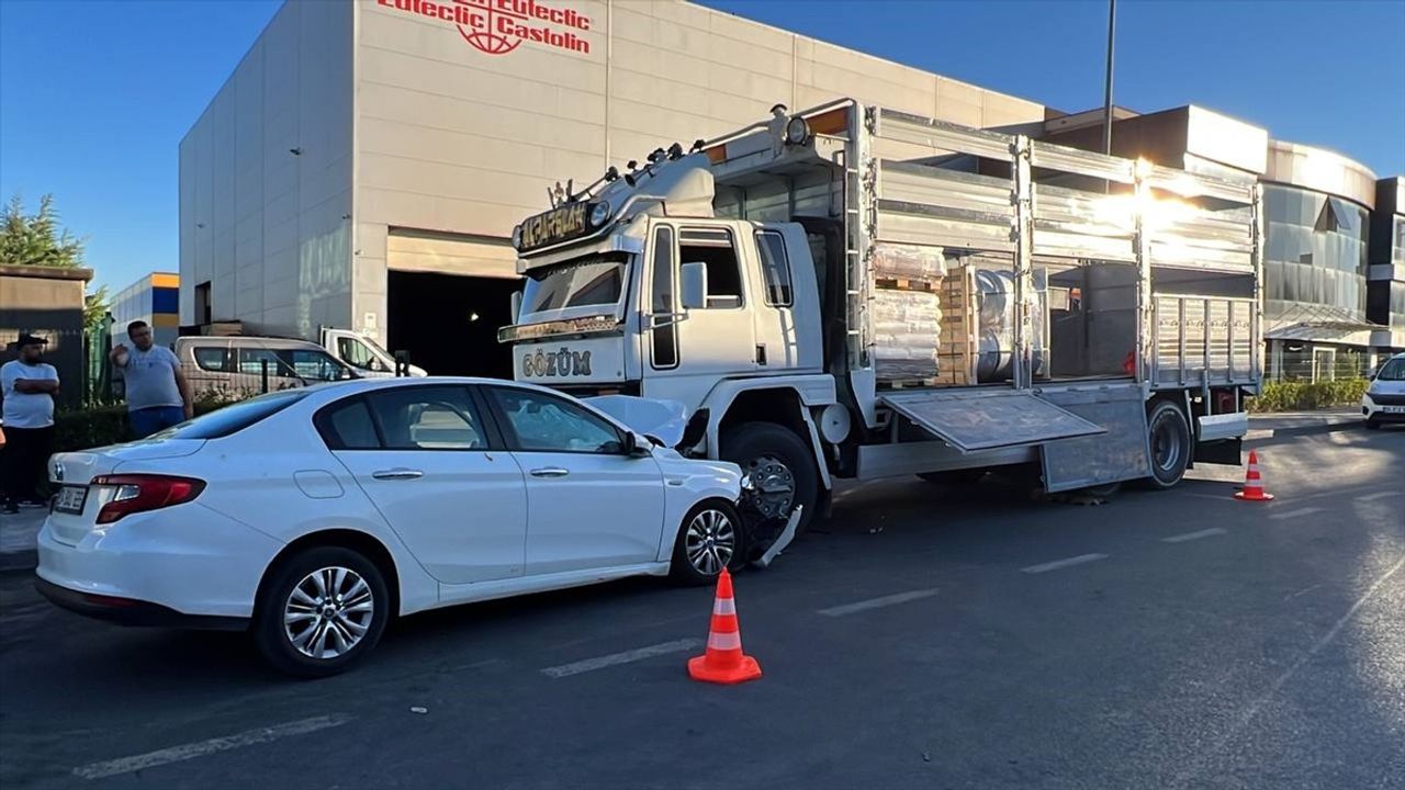 Kocaeli'de Kamyon ile Çarpışan Otomobilde 4 Yaralı