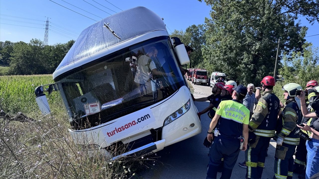 Kocaeli'de Yan Yatan Tur Otobüsündeki Yolcular Kurtarıldı