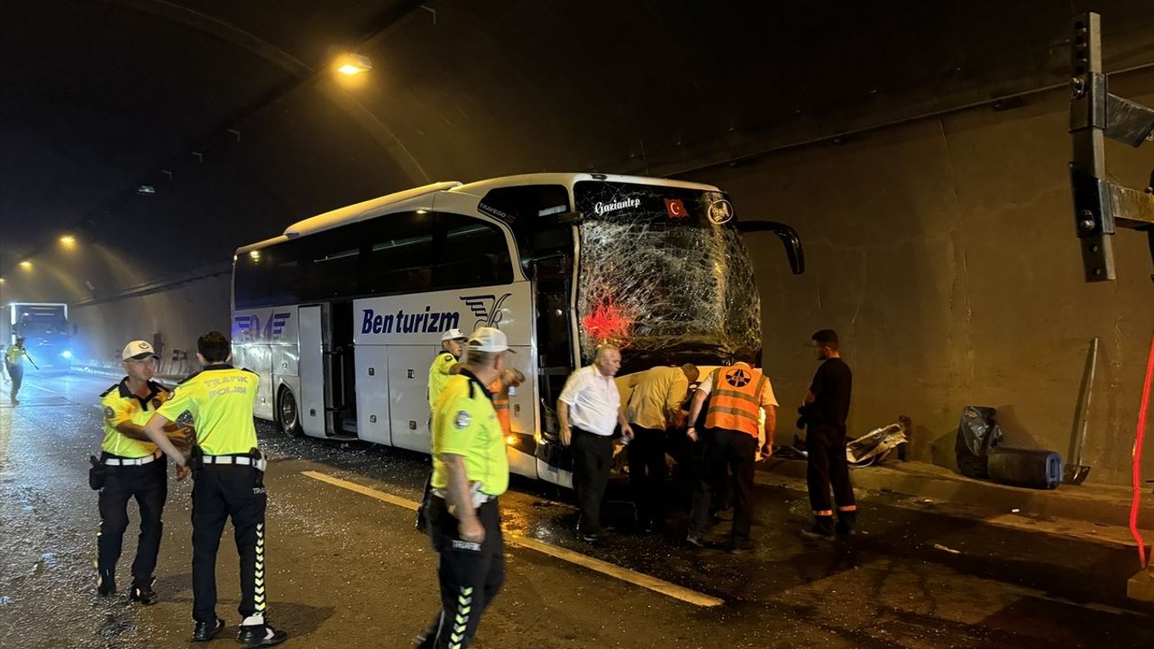 Kocaeli'de Zincirleme Trafik Kazası: 15 Yaralı