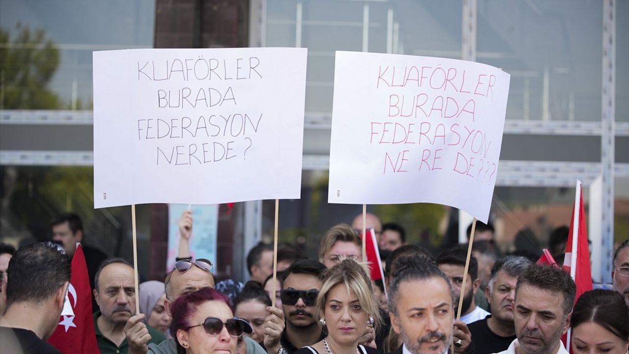 Kuaför ve Berberler Pazar Günü Açılmayı Talep Ediyor