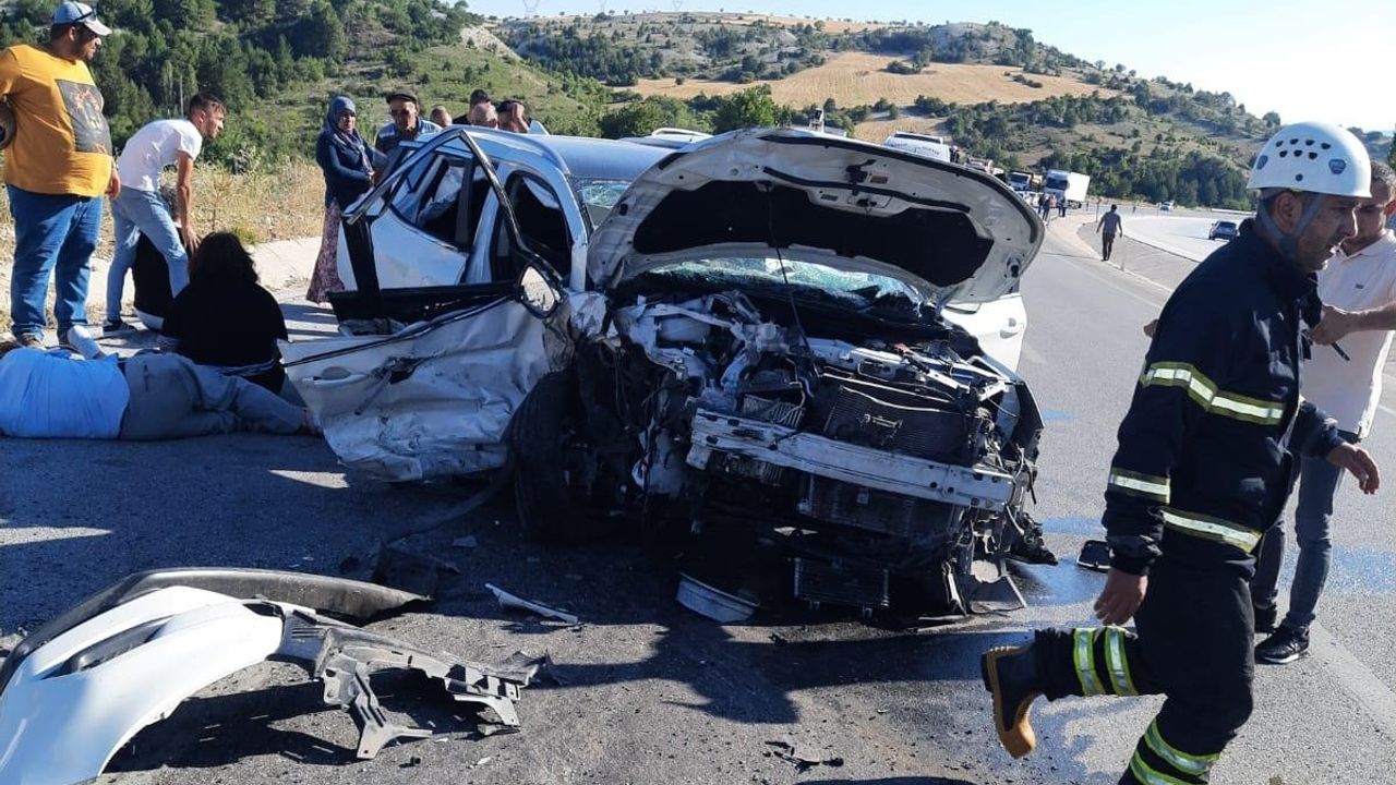 Kütahya'da Trafik Kazası: İki Otomobil Çarpıştı, 5 Yaralı