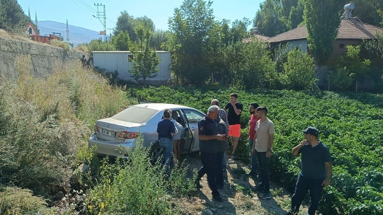 Malatya'da Bahçeye Devrilen Araçta Üç Yaralı