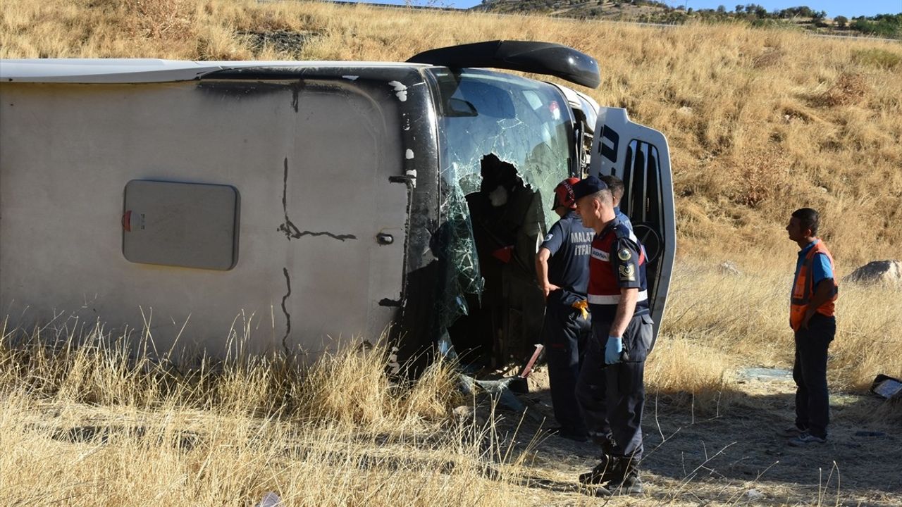 Malatya'da Yolcu Otobüsü Devrildi: 22 Yaralı