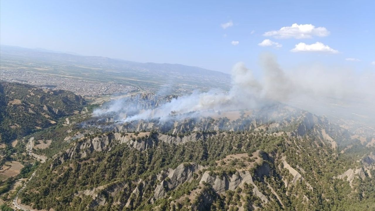 Manisa Salihli'de Orman Yangınına Müdahale Devam Ediyor