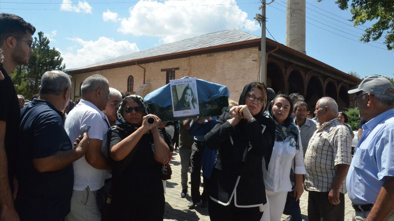 Mersin'de Hayatını Kaybeden Öğretmen Derya Demir'in Cenazesi Karaman'da Defnedildi