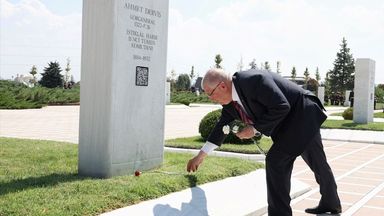 Milli Savunma Bakanı Güler, TSK Komuta Kademesi ile Mezarlığı Ziyaret Etti