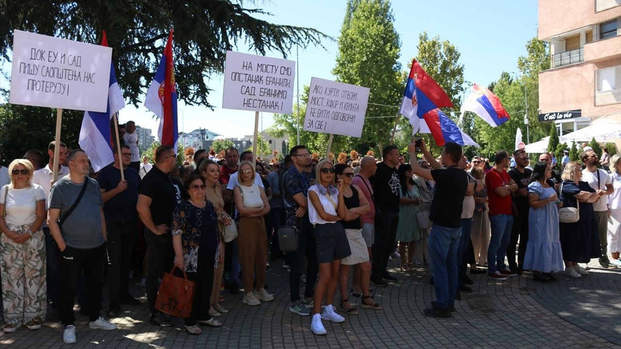 Mitroviça'da Sırplardan Köprü Protestosu