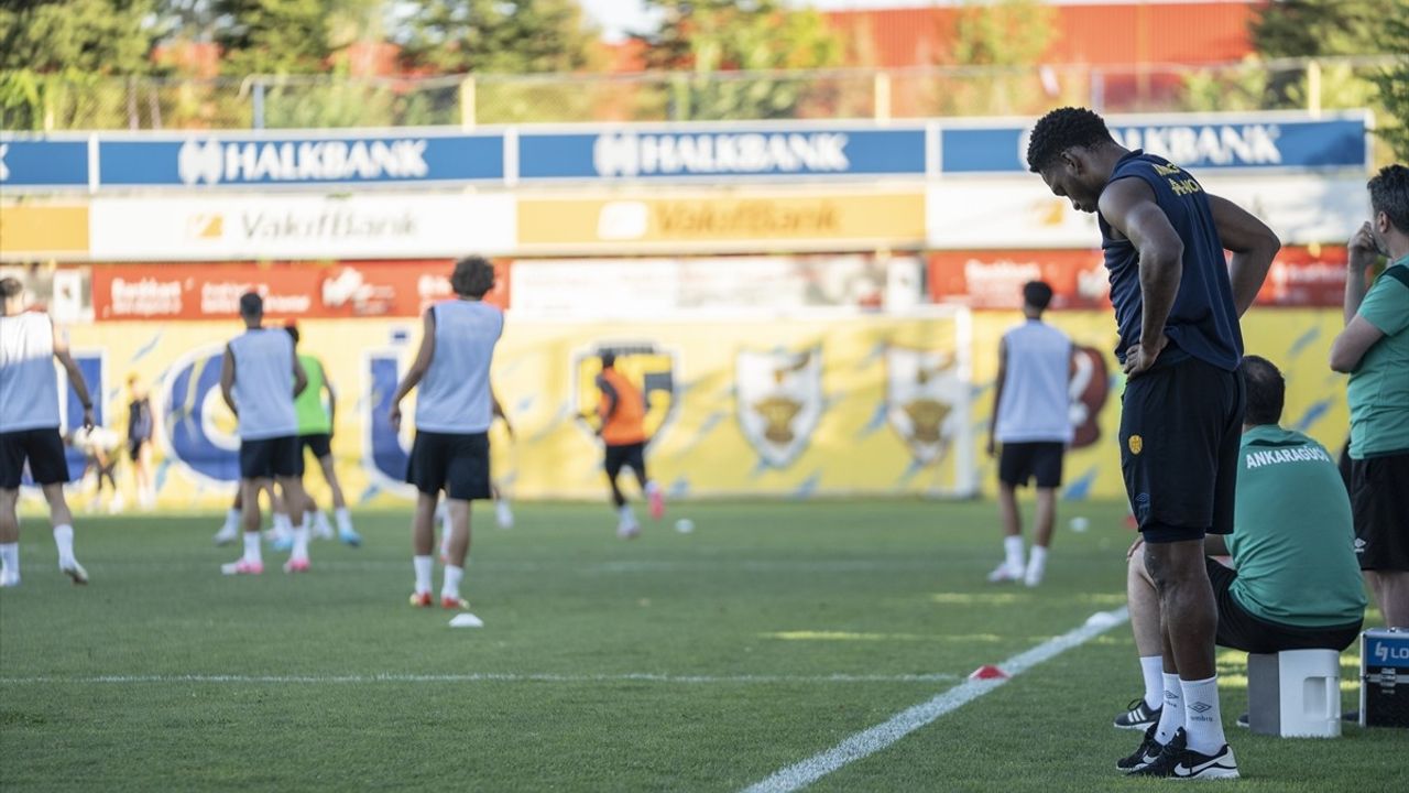 MKE Ankaragücü'nde Renaldo Cephas Antrenmana Çıktı