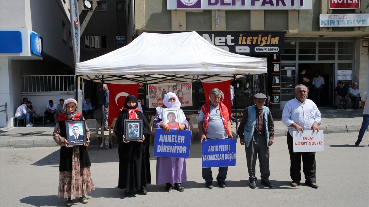 Muşlu Aileler DEM Partisi Önünde Eylemlerine Devam Ediyor