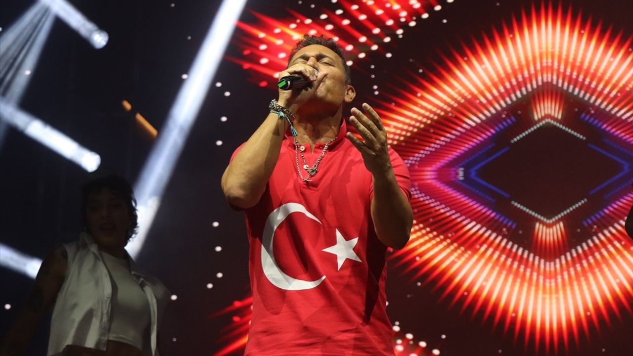 Mustafa Sandal Bursa'da Unutulmaz Bir Konser Verdi