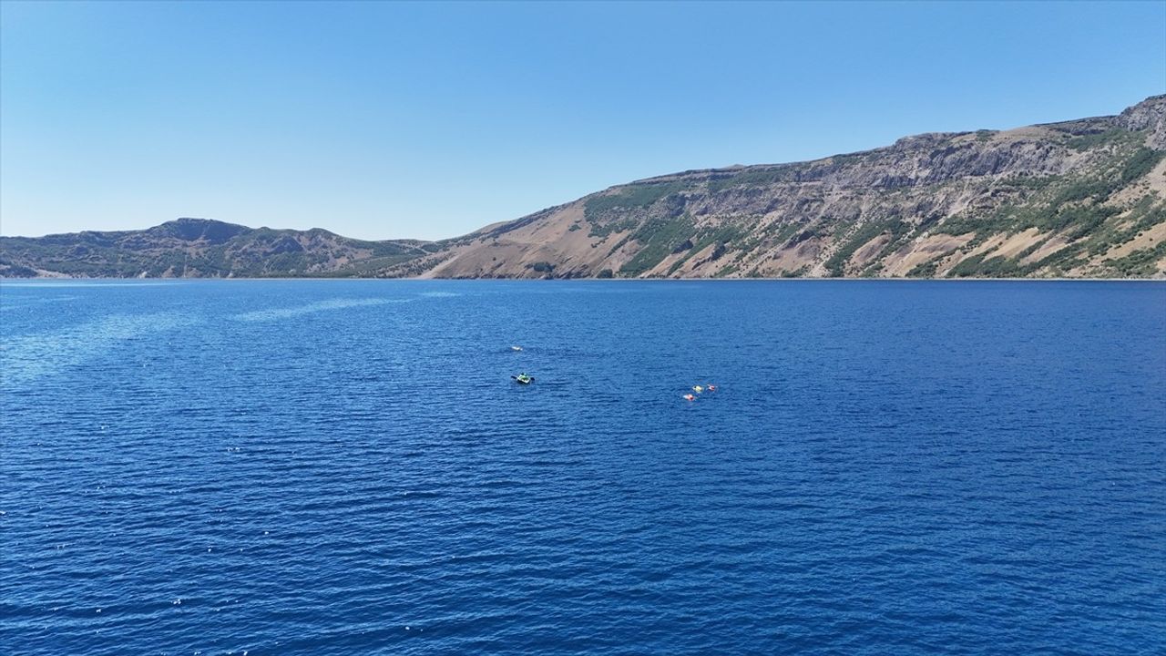 Nemrut Krater Gölü'nde Yüzme Etkinliği Düzenlendi