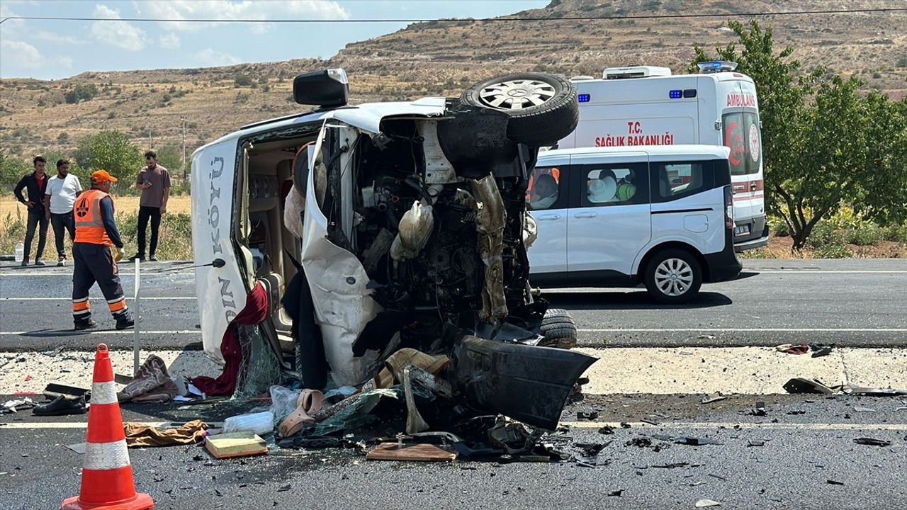 Nevşehir'de Minibüs ve Otomobil Çarpıştı: 13 Yaralı