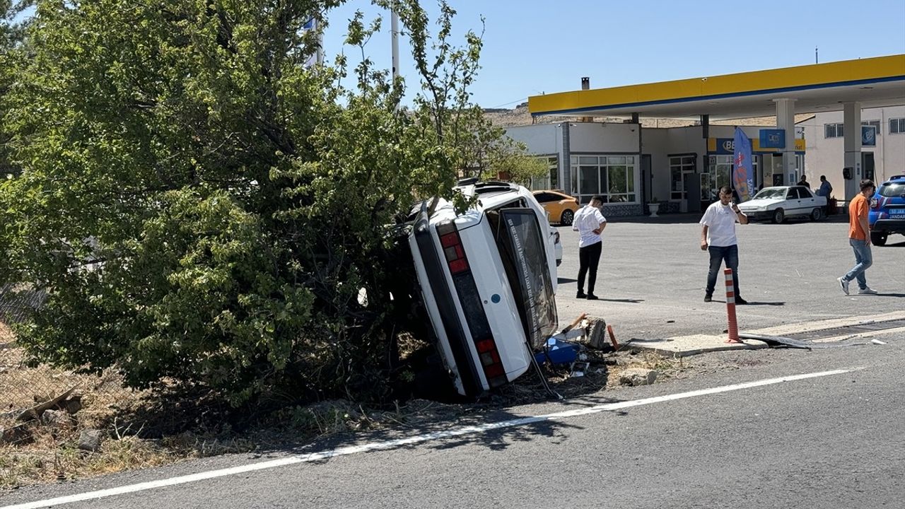 Nevşehir'de Refüje Çarpan Otomobil Devrildi: 5 Yaralı