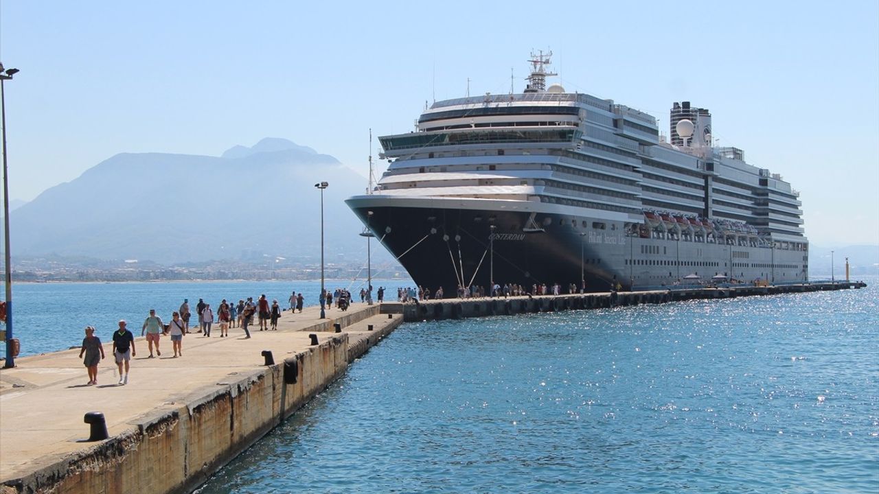 Oosterdam Kruvaziyeri Alanya Limanı'na Yanaştı