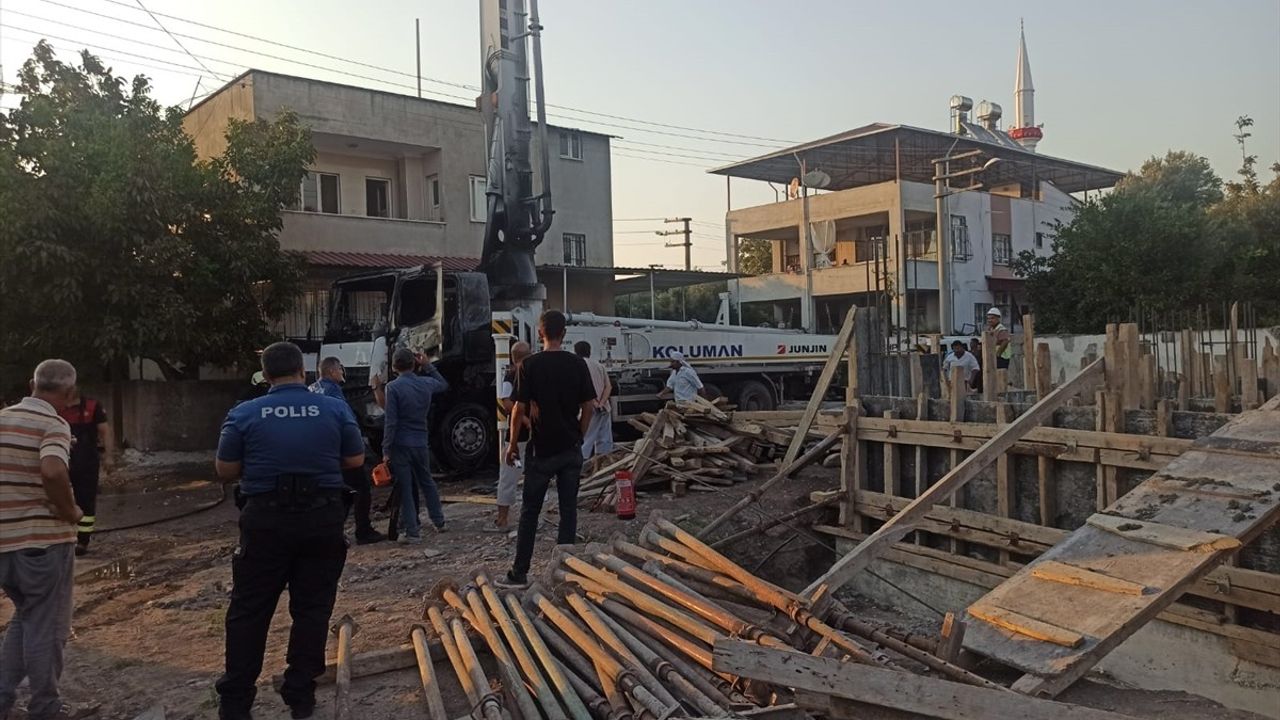 Osmaniye'de Beton Pompası Aracı Elektrik Direğine Çarptı, İki Yaralı