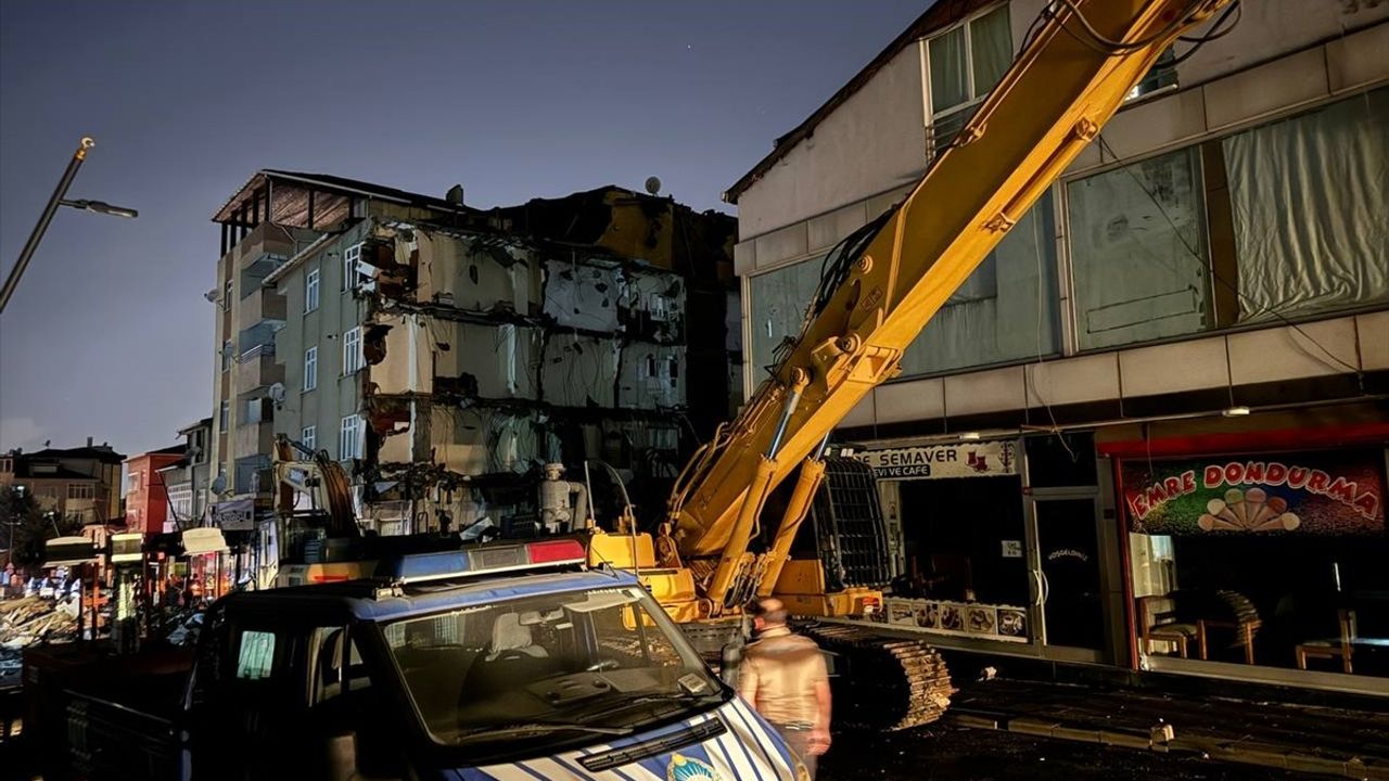 Pendik'te İETT Otobüsünün Çarptığı Bina İçin Yıkım Çalışmaları Devam Ediyor