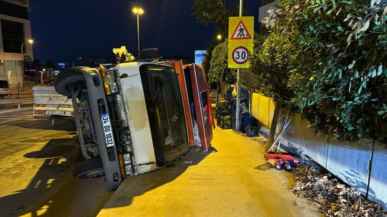 Pendik'te Sebze Yüklü Kamyonet Devrildi, İki Yaralı