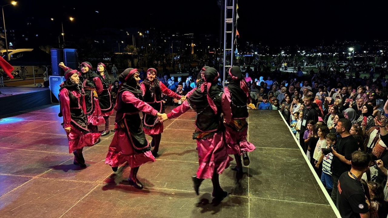 Rize'de Hızlı Çay İçme Yarışması Yapıldı