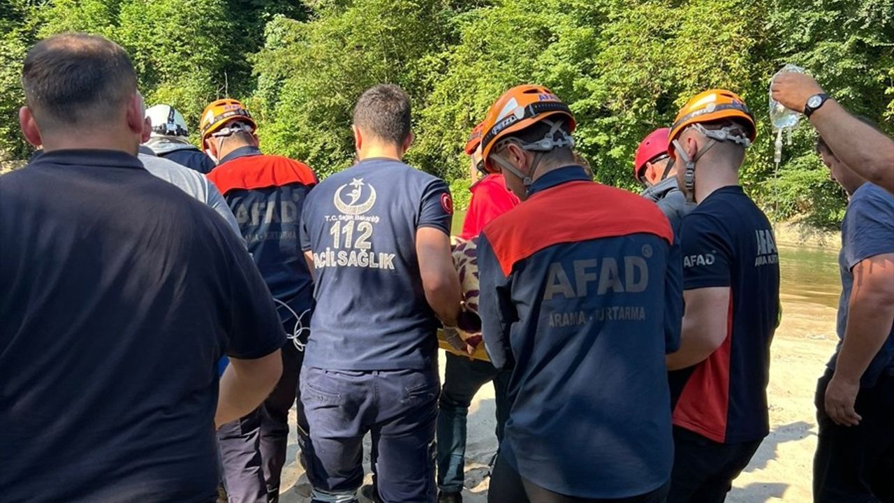 Rize'de Taş Yüklü Kamyon Dereye Düştü: Sürücü Yaralandı