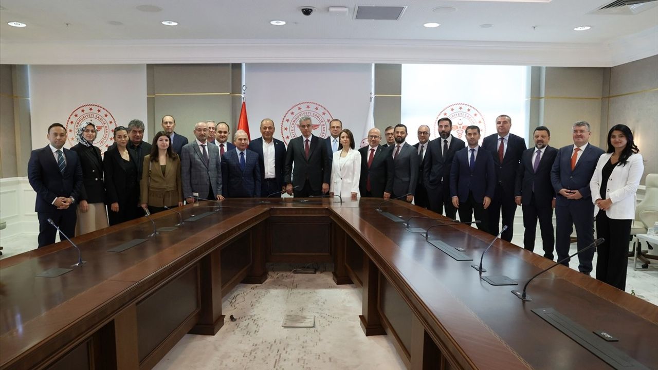 Sağlık Bakanı Memişoğlu'ndan Medya Temsilcilerine Önemli Açıklamalar