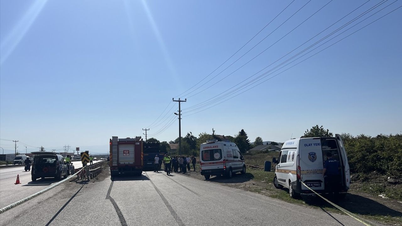 Sakarya'da Trajik Kaza: Park Halindeki Tıra Çarpan Sürücü Hayatını Kaybetti