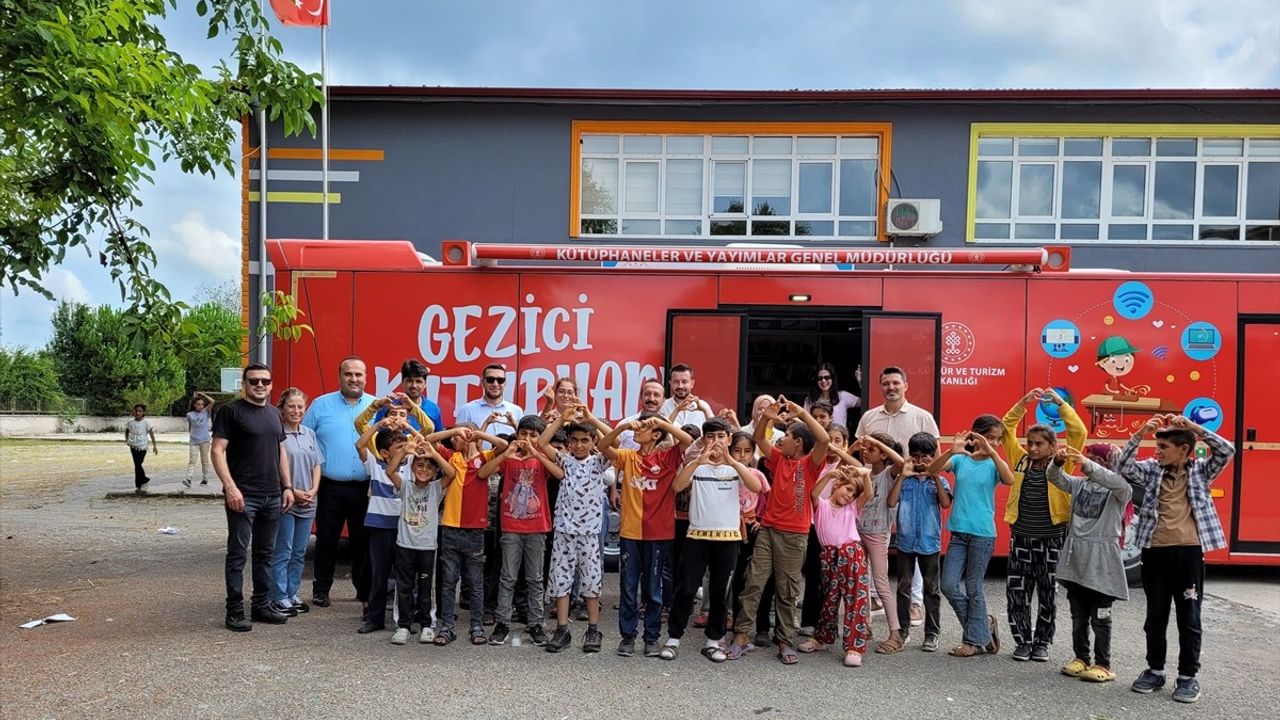 Samsun'da Gezici Kütüphane ile Mevsimlik Tarım İşçileri Çocukları Eğleniyor