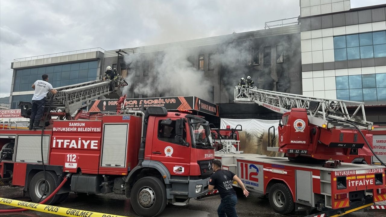 Samsun'da Mobilya İmalathanesinde Yangın Kontrol Altına Alındı