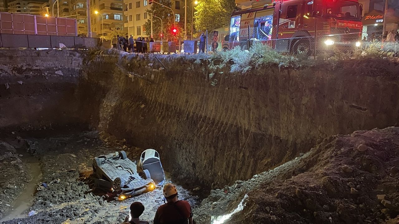 Şanlıurfa'da İnşaat Temeline Düşen Araçta Üç Yaralı