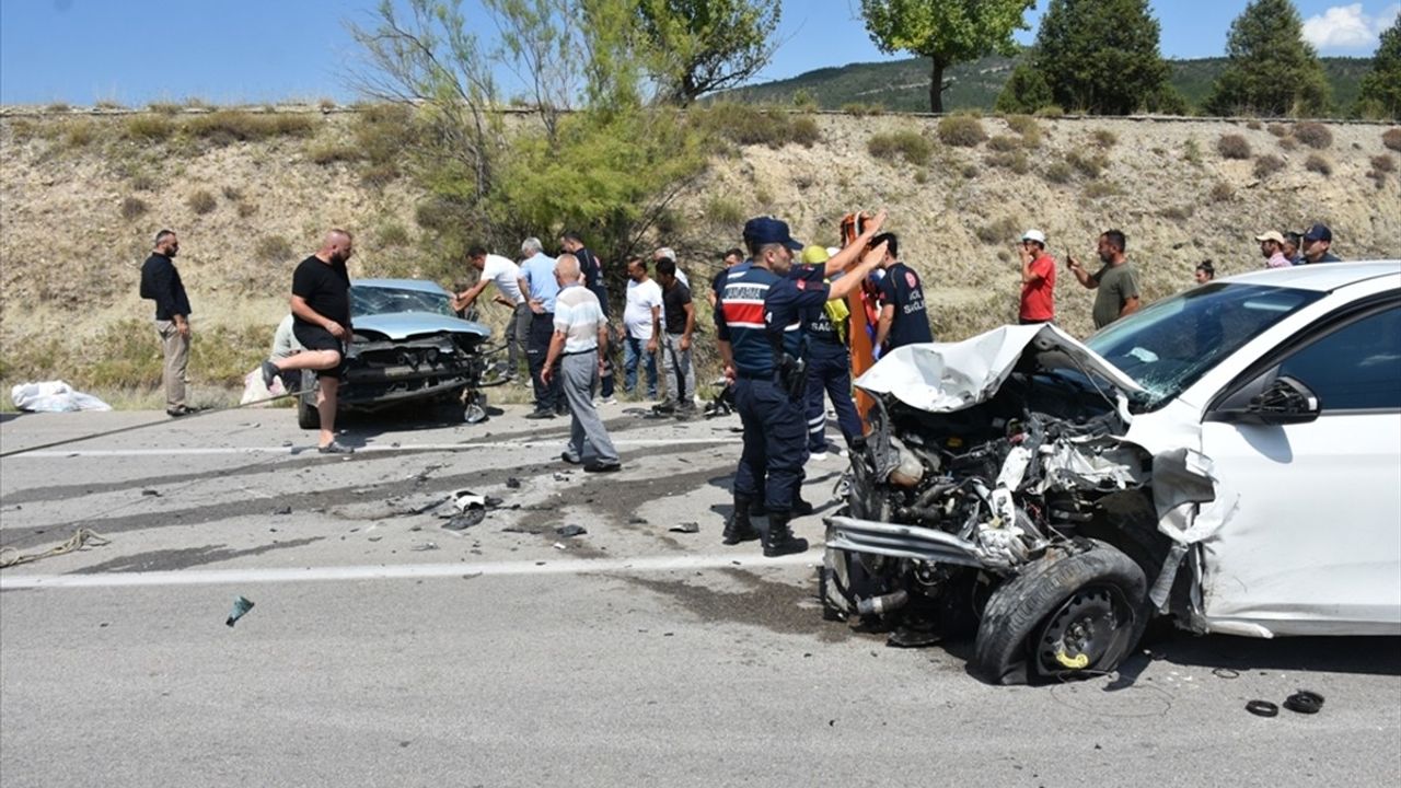 Sinop'ta Çarpışan İki Otomobilde 1 Ölü, 5 Yaralı