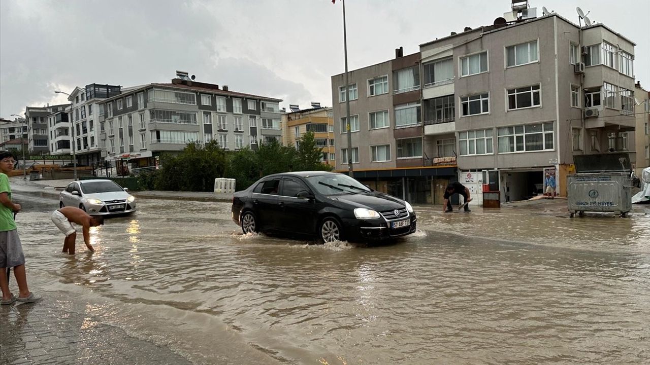 Sinop'ta Sağanak Yağış Ev ve İş Yerlerini Etkiledi