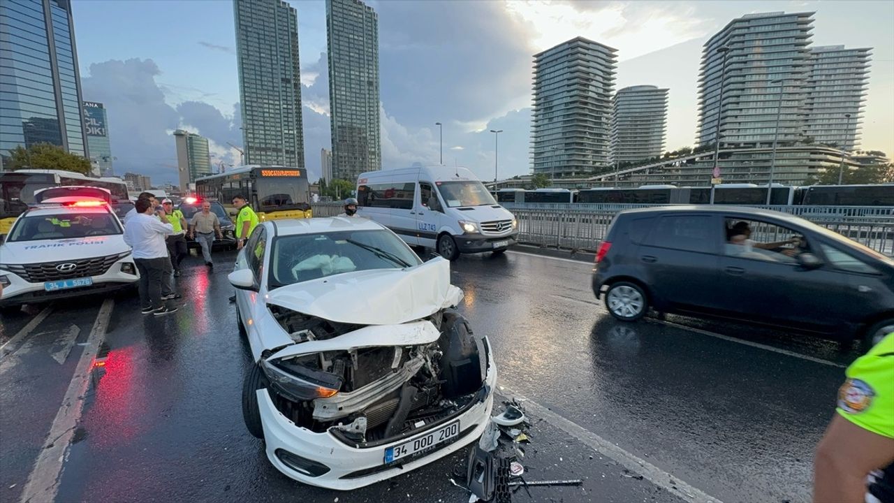 Şişli'de İETT Otobüsü ile Araç Çarpıştı: 3 Yaralı