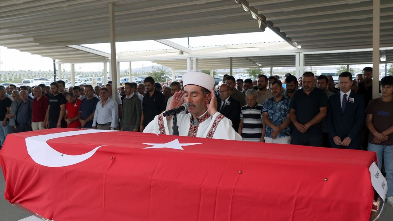 Sivas'ta Orman Yangınına Müdahale Esnasında Dozerin Dereye Yuvarlanması