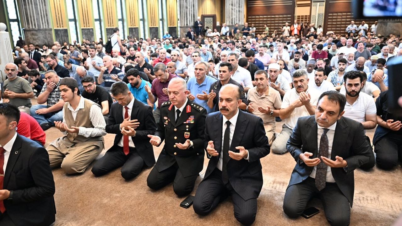 Taksim Camisi'nde Şehitler İçin Özel Hatim Töreni