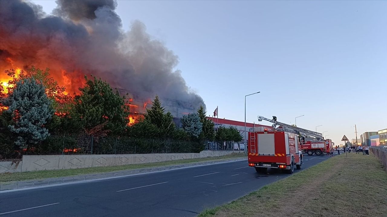 Tekirdağ'da Fabrikada Yangın: Acil Müdahale Başlatıldı